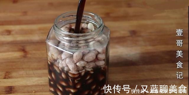 花生米最下饭的做法,不炒也不油炸,上桌开胃解馋,全家人都爱吃