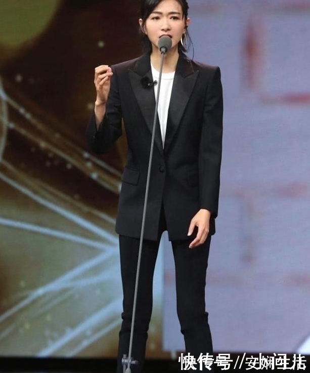 万茜|与王鸥不同,万茜穿着简单录节目,原以为很朴素,站起来才懂