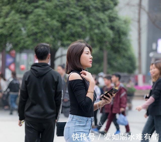 短发 黑色修身上衣搭配高腰牛仔裤，简约时尚，魅力四射！