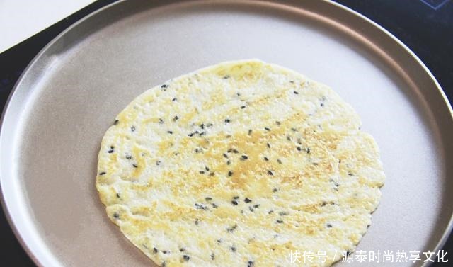 一个平底锅就能搞定的美食——脆皮芝麻蛋卷!