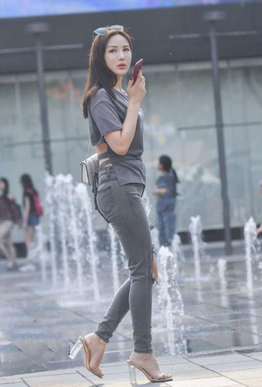 街拍喷泉边偶遇一位时尚靓丽的辣妈,皮肤白皙大长腿迷人