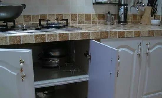 橱柜|还好当年听了装修工的一句劝,我家橱柜5年没有发霉过,太厉害了