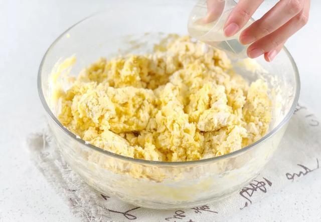 玉米这样做,比面包还好吃,不用烤箱,锅里蒸一蒸就搞定