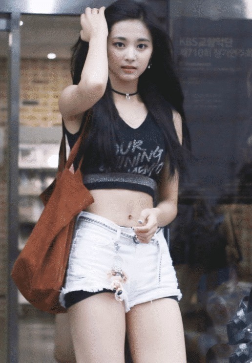 街拍不仔细看的话,还真没发现裤子的印花,是卡通图案吧