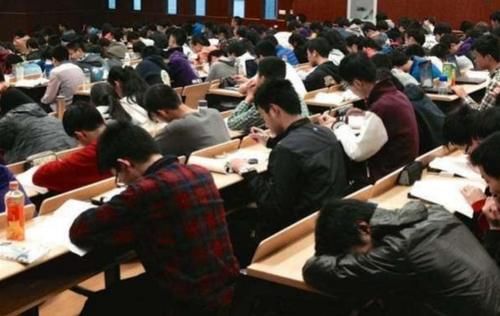 学校发布|高校发通知：考研前30天更换初试参考书目？今年考研的学生太难了