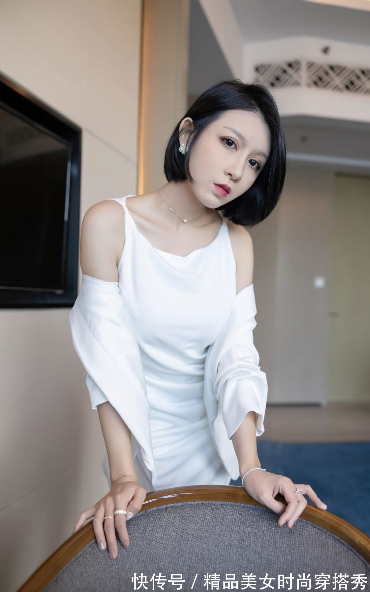 版型 白色的吊带裙搭配白色的西装外套,优雅却又不失干练