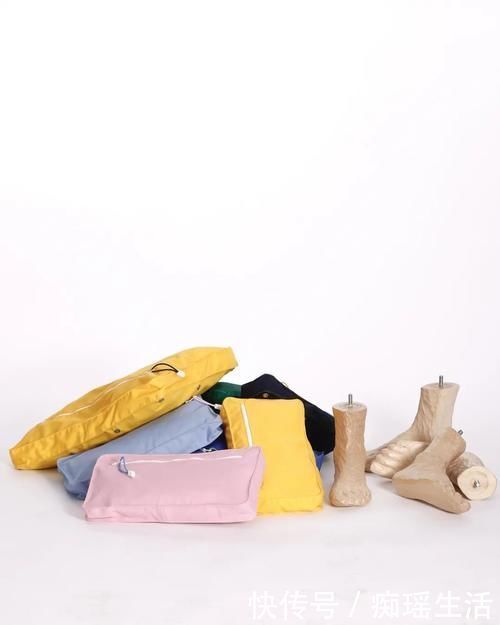 土豪|土豪新玩法!给沙发穿上小熊 Dunk!网友:买沙发送鞋吗?