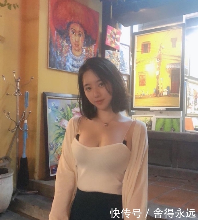 优雅|街拍:青春甜美抢眼的妹子,丰腴有致,优雅凸显清新的气质!