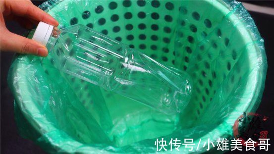 垃圾桶|打假！厨房垃圾桶上放1个塑料瓶，作用真的这么厉害？