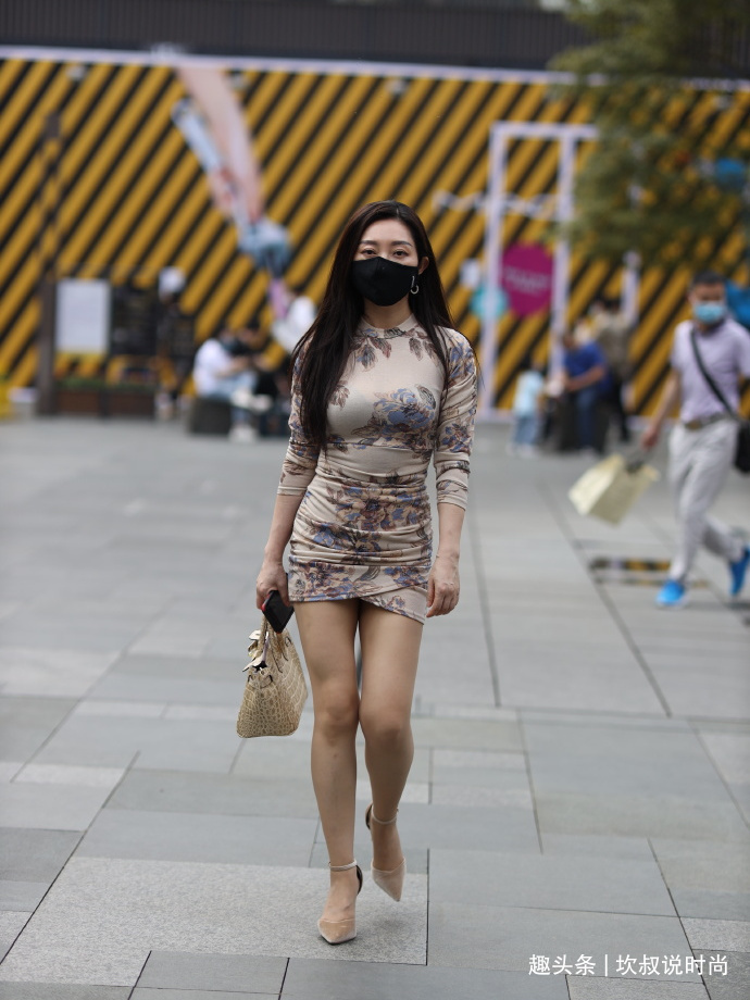 穿搭 “辣妈”的别致连衣裙，既时髦又有魅力，轻松展现成熟魅力！