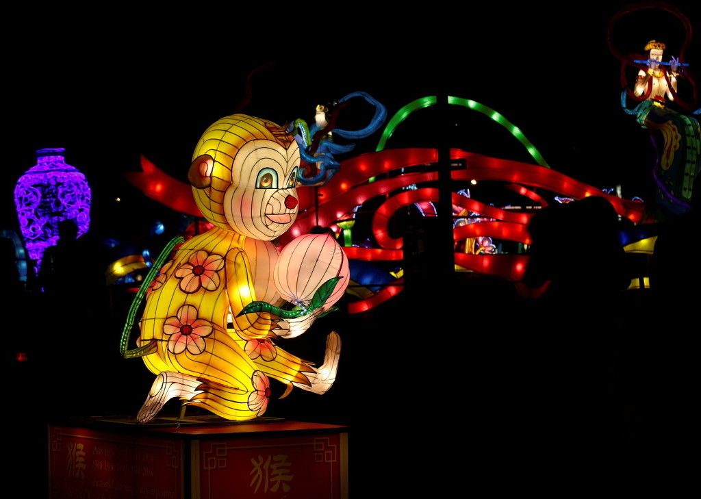  中国|中国制造全球同款？爱沙尼亚举办灯光秀 画风内容很“中国”