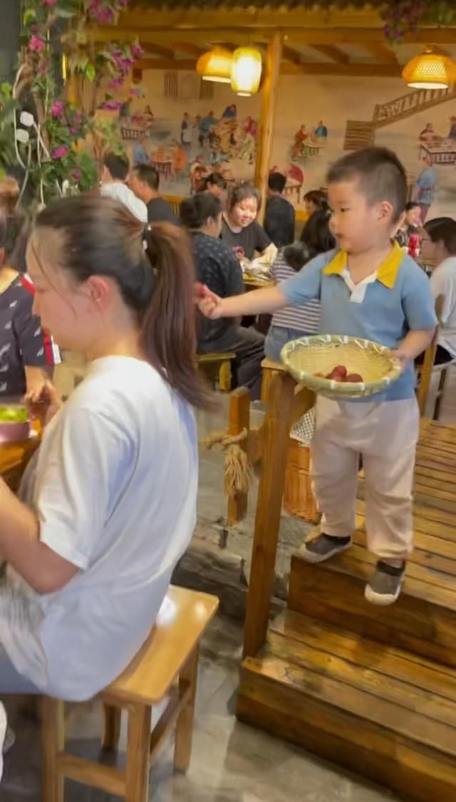 儿子|火锅店老板让4岁儿子给候餐客人送荔枝，结果他送遍整个店！