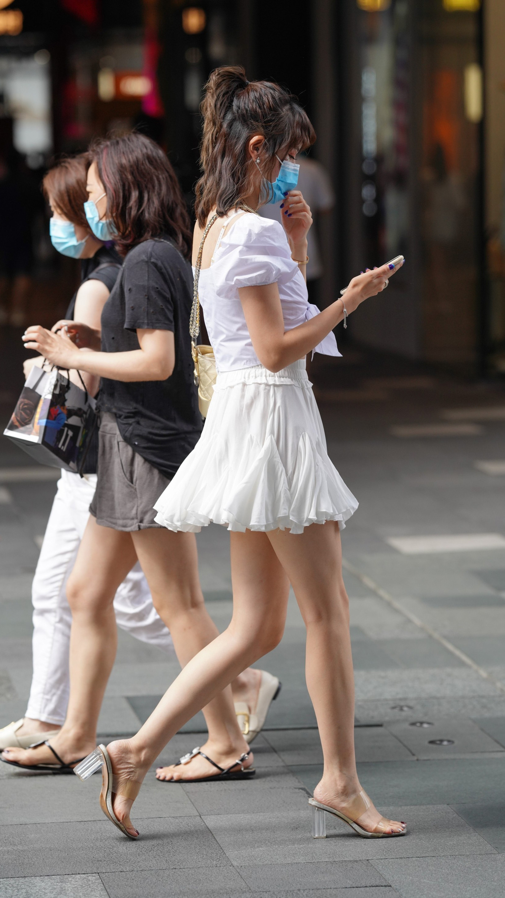 清爽干净的白色系搭配, 纯和甜美的风格, 穿一个非常年轻的女孩