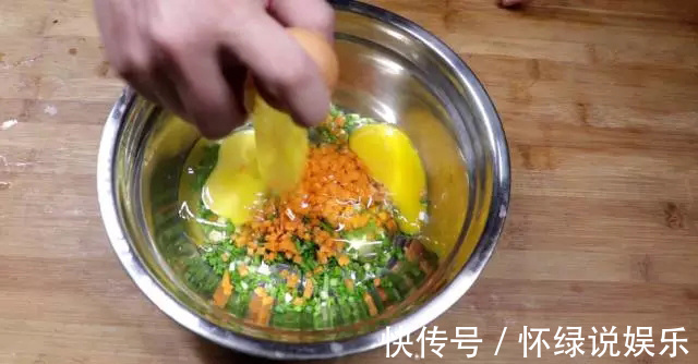 小孩|早餐做鸡蛋豆腐饼，小孩和老人都爱吃，上桌不到3分钟就抢完了!