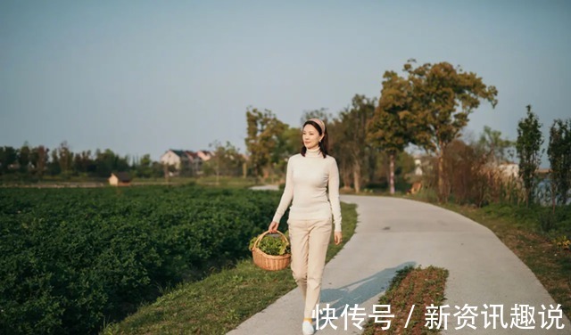 tips 央视女主持刘芳菲真有雅兴,穿白裙戴礼帽逛酒吧,侧颜红唇太惊艳!