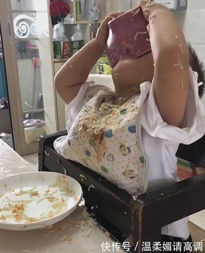 妈妈|妈妈喂宝宝吃饭时去喝了口水,回来一看,眼前画面让她当场崩溃