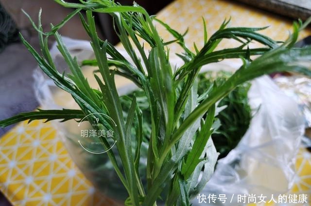 在南方少见,东北常见的一种野菜,加些排骨一炖,真的是一道美味
