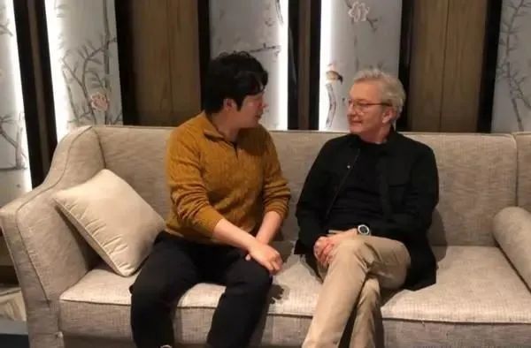 父亲|吉娜父亲疑似来照顾女儿坐月子，郎朗晒与岳父合照，两人的关系如何？