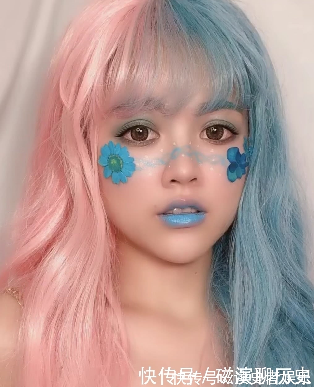 口红|女生“天蓝色”口红画全脸,美得不像话,直男:你脸咋蓝了?