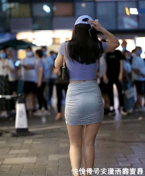 牛仔料 黑色吊带搭配白色短裤,穿出了美女的个性美!