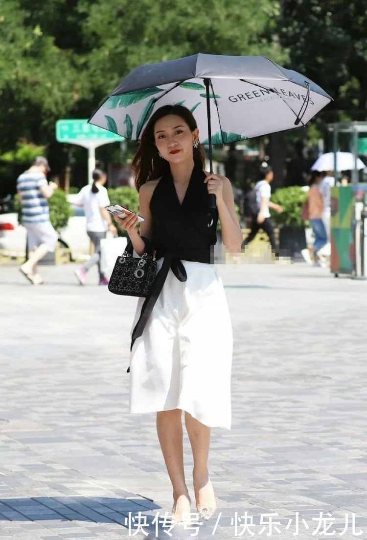 长卷发 撞色连衣裙搭配长卷发,灵动十足气质女神,美得不动声色呢