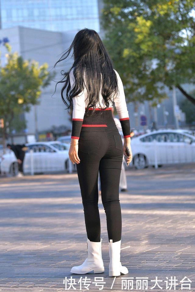 时尚穿搭白色开衫上衣搭配黑色牛仔裤+马丁靴