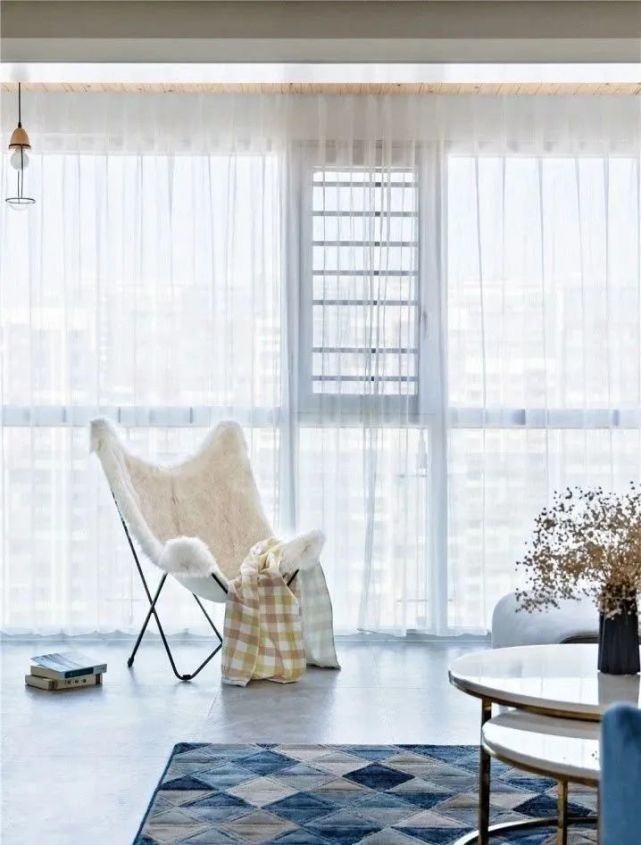 防腐木|越来越多人阳台不铺瓷砖，如今用它来代替，太聪明了