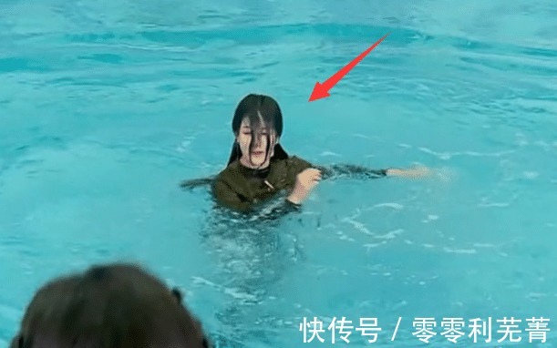 白鹿录跑男被弹下水，“防水妆”太能打，baby拉她上岸超暖心