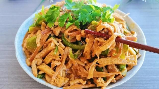 豆腐干的好吃做法，鲜香开胃，下饭太香了，全家老少都爱吃