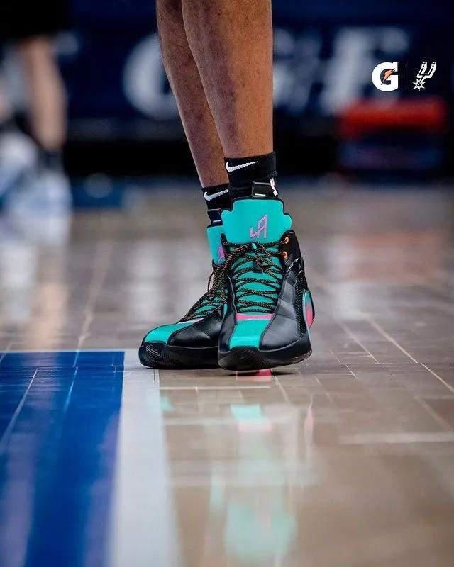 NBA球员上脚：Kobe9全明星配色，范乔丹的闪击7很帅