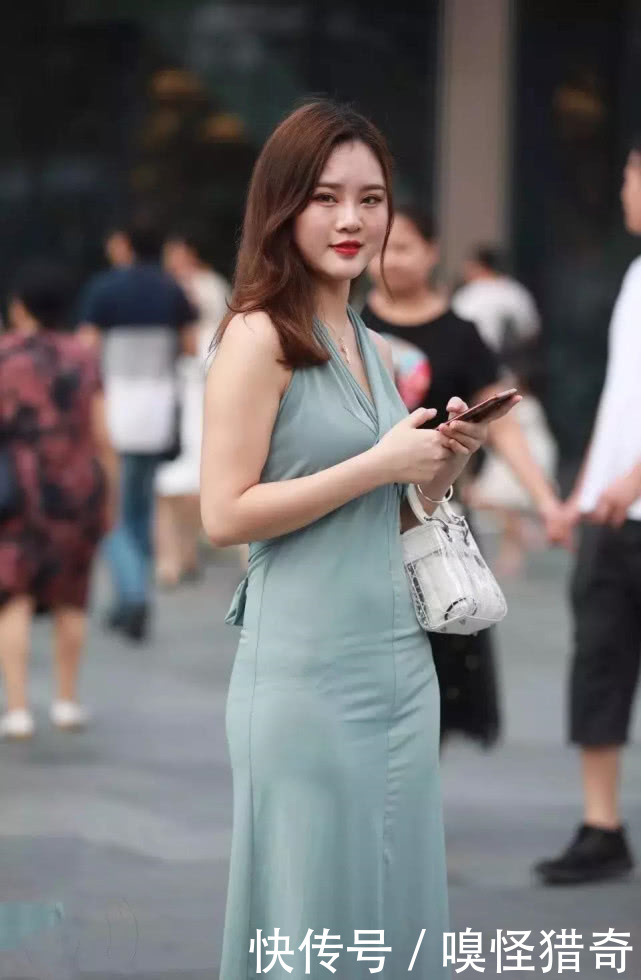  街拍美女：时尚辣妈，回眸一笑很迷人