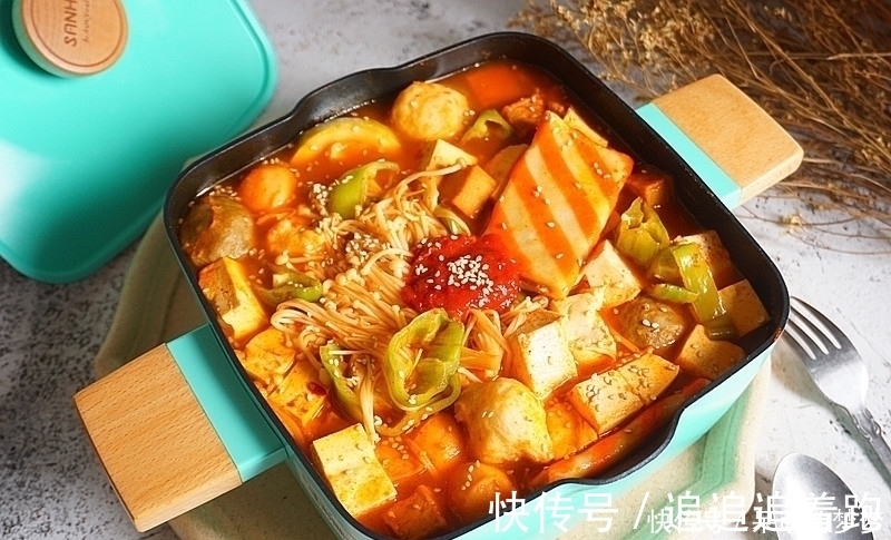辣白菜|几天不吃就馋的韩式辣白菜火锅，比麻辣烫简单，全家吃光盘不浪费
