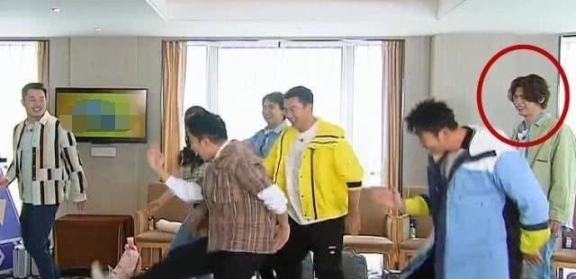 舞蹈|有一种偶像负担叫做黄明昊,每个人都在杨迪学习滑稽舞蹈