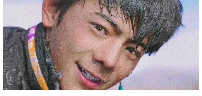 晓明哥|《中餐厅5》路透：黄晓明戴金边眼镜身材有型，丁真龚俊也加盟