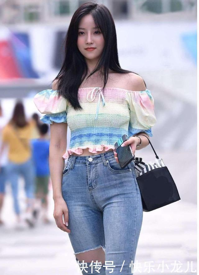 美女米色系穿搭,整体的气质散发出一种女神般的优雅