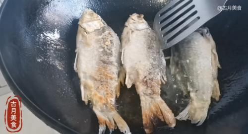 红烧鲫鱼|这才是地道红烧鲫鱼经典做法，肉质鲜嫩无腥味，6条没够古月吃