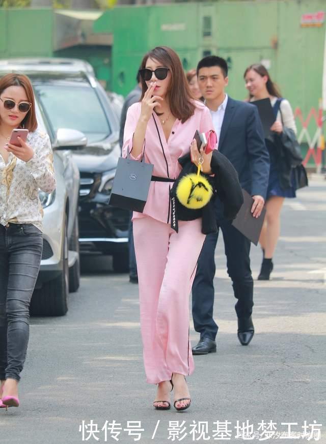 秋冬街头的时尚搭配,就是一条好看又保暖的长裤,美美出街少不了