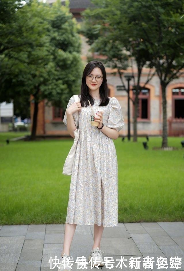 路人街拍,小姐姐的唇彩暗红引人遐想,很是性感