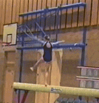 |搞笑GIF：小哥厉害了啊，你这是在给别人理发呢，还是在做饭呢