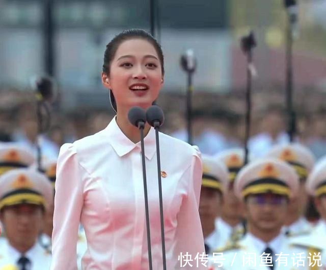 端庄|基础款也高级！“领诵女孩”冯琳穿白衬衫配牛仔裤亮相，美成焦点