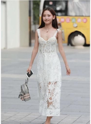 美女穿搭:雕刻出来的裙子, 不长也不短, 尽显女人魅力