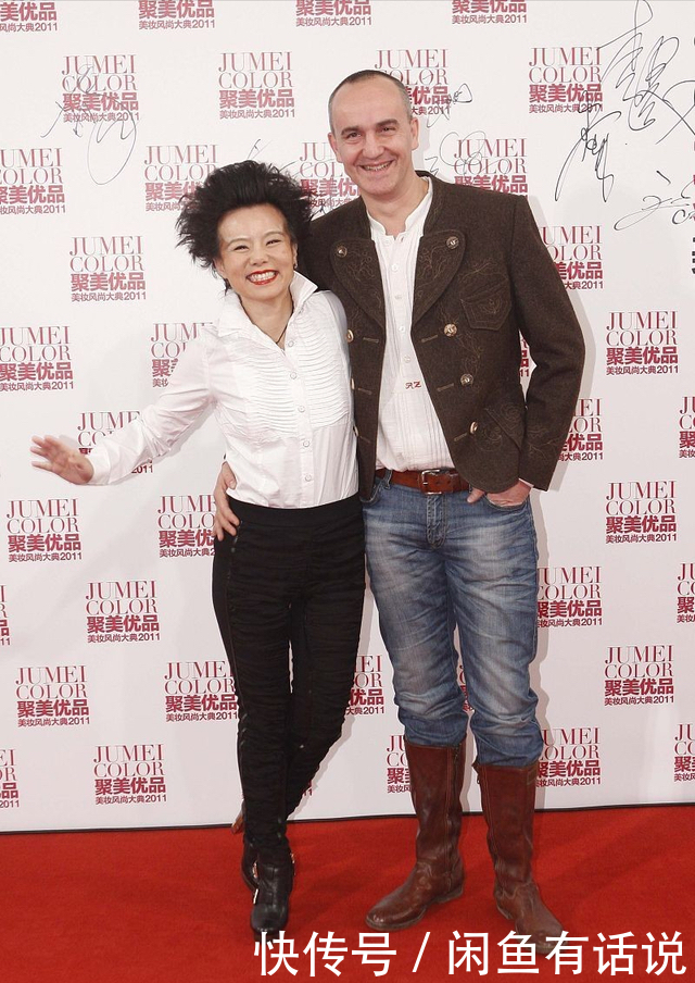 配饰|龚琳娜与外国老公同框,一身白衣黑裤难得洋气,却被发型拖了后腿