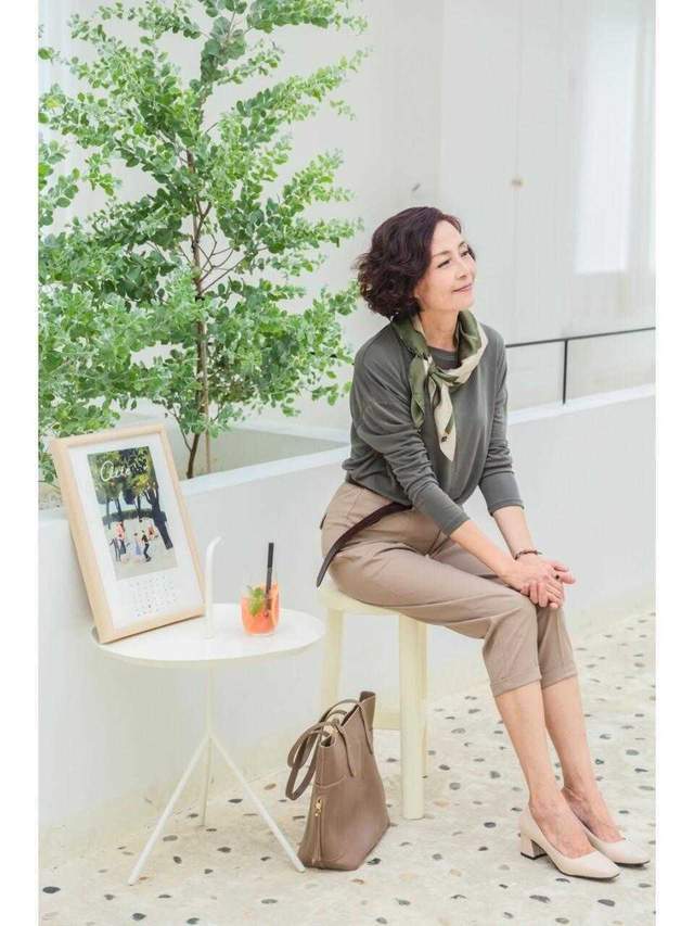 丝巾|4、50岁的穿衣技巧分享,摆脱大妈感,让你减龄又气质时尚感