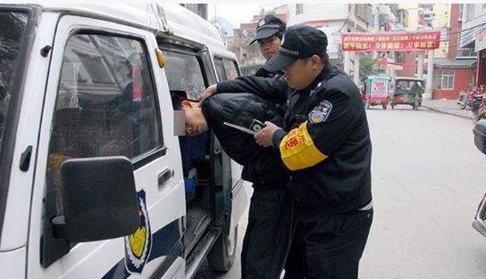 老板|乞丐偷吃馒头,老板竟追他到村头,才得知乞丐救了他一命