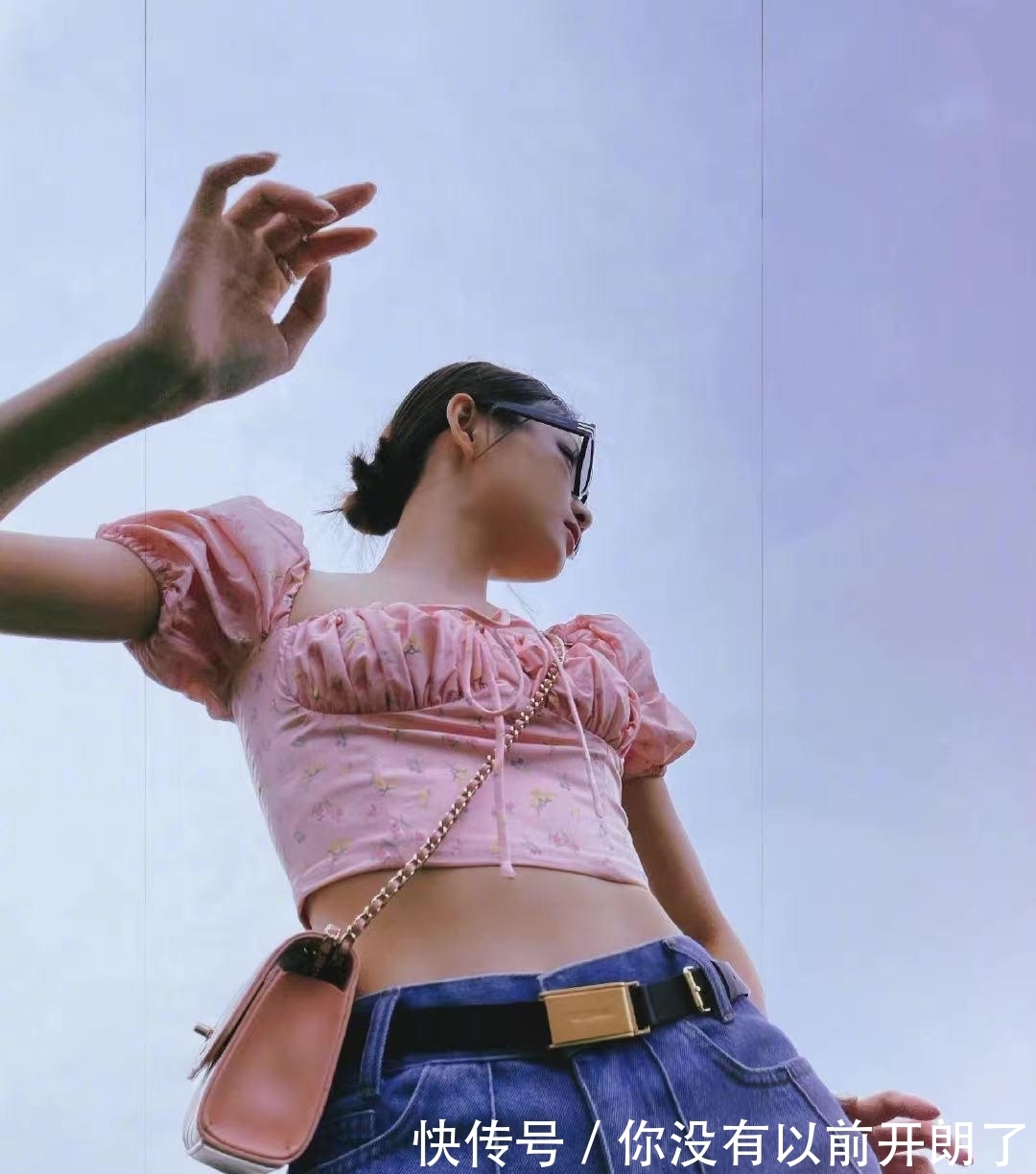 穿搭|林小宅教你夏日穿搭,粉色泡泡袖短上衣配高腰牛仔裤,超显高