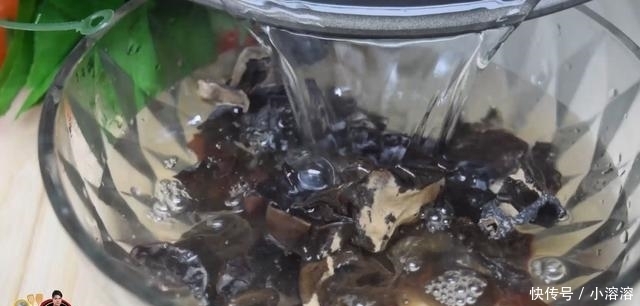 简单|莴笋拌木耳最好吃的做法,配方简单又美味,看看你喜欢吃不?