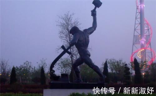 雕塑家@世界上最吓人的雕像,用10万把刀打造,每把背后都是一名遇害者