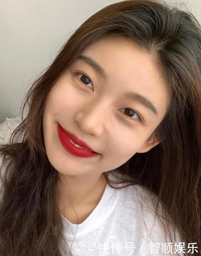 “港风色”更适合黄皮,素颜涂都很显白,关键是气质拿捏到位!