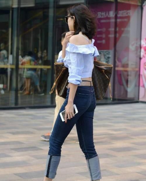 小姐姐|街拍天生丽质的小姐姐,一条一字肩连衣裙,时尚魅力风采