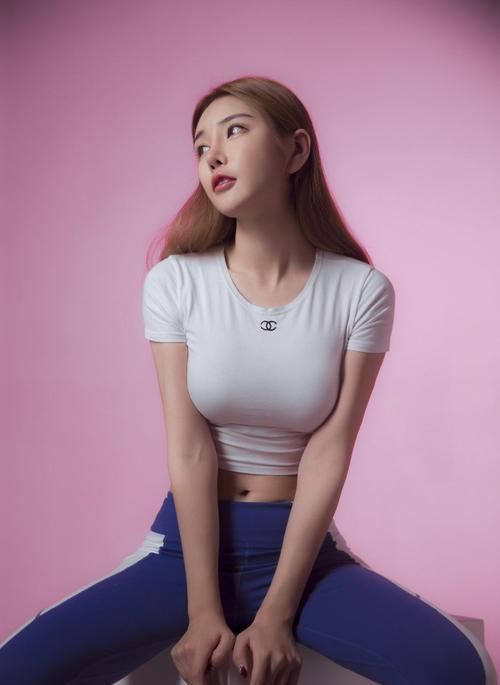 街拍身姿曼妙的小姐姐,蓝色瑜伽裤穿搭,展现完美好身材